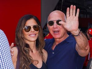 Video Gelombang Protes di Venesia Jelang Pernikahan Jeff Bezos Video Gelombang Protes di Venesia Jelang Pernikahan Jeff Bezos