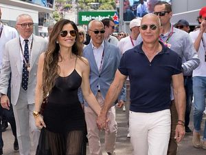 Foto: Lauren Sanchez dan Jeff Bezos Mesra Nonton Grand Prix Jelang Pernikahan