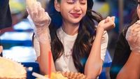 Pose Keren Ghea Indrawari Saat Makan BBQ hingga Durian