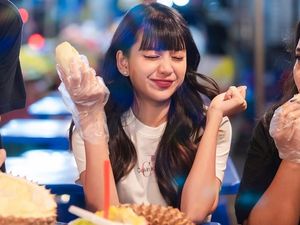 Pose Keren Ghea Indrawari Saat Makan BBQ hingga Durian Pose Keren Ghea Indrawari Saat Makan BBQ hingga Durian