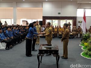 Pemprov NTB Serahkan SK 408 PPPK dan PNS, Ada yang Mengabdi 18 Tahun Pemprov NTB Serahkan SK 408 PPPK dan PNS, Ada yang Mengabdi 18 Tahun