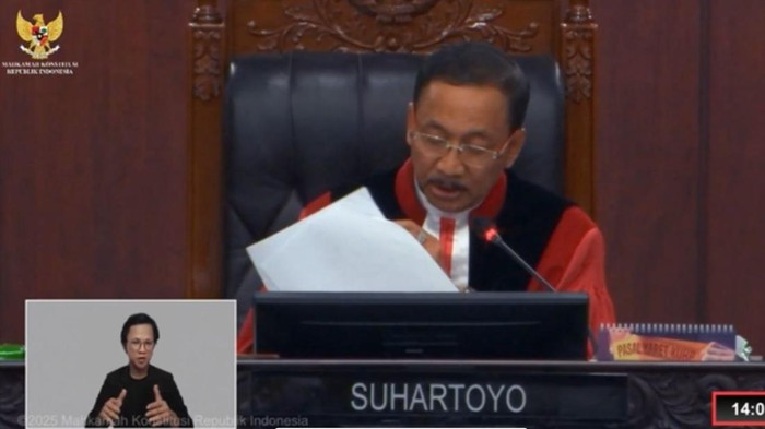 Hakim MK Suhartoyo bacakan putusan atas somasi PSU Banjarbaru.