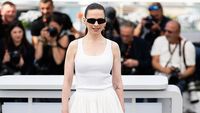 Bukan Misi Mustahil: Hayley Atwell Merah Putih Tanpa Cela