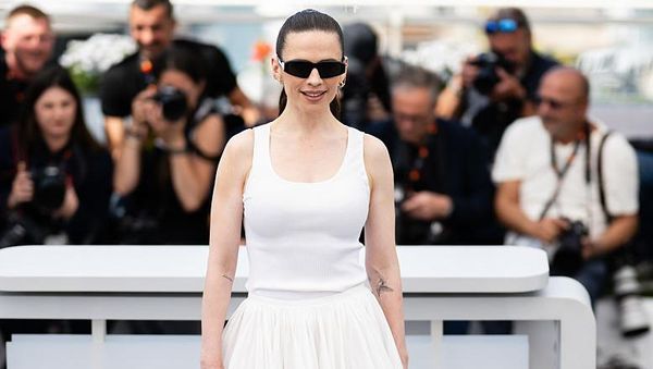 Bukan Misi Mustahil: Hayley Atwell Merah Putih Tanpa Cela