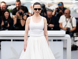 Bukan Misi Mustahil: Hayley Atwell Merah Putih Tanpa Cela
