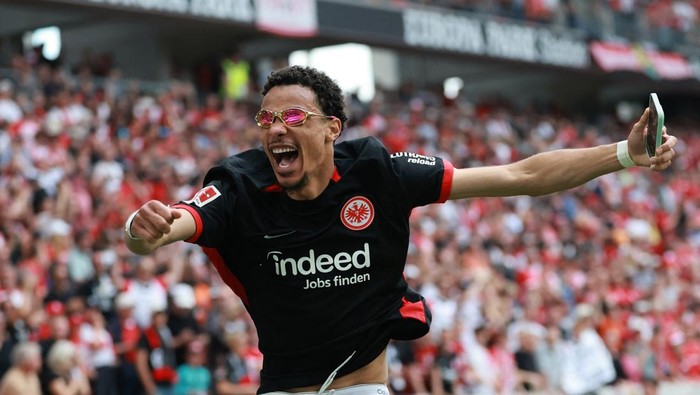 Soccer Football - Bundesliga - SC Freiburg v Eintracht Frankfurt - Europa Park Stadion, Freiburg, Germany - May 17, 2025 Eintracht Frankfurts Hugo Ekitike celebrates after the match as Eintracht Frankfurt finish the Bundesliga season in third place to qualify for the Champions League REUTERS/Kai Pfaffenbach DFL REGULATIONS PROHIBIT ANY USE OF PHOTOGRAPHS AS IMAGE SEQUENCES AND/OR QUASI-VIDEO.