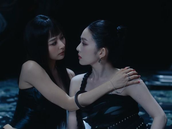 Irene & Seulgi Menggoda Reveluv di MV TILT