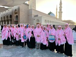 Doa Penuh Haru Para Ibu Jemaah Aida Tourindo di Raudhah Masjid Nabawi
