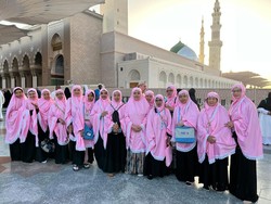 Doa Penuh Haru Para Ibu Jemaah Aida Tourindo di Raudhah Masjid Nabawi