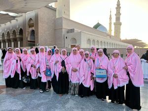 Doa Penuh Haru Para Ibu Jemaah Aida Tourindo di Raudhah Masjid Nabawi Doa Penuh Haru Para Ibu Jemaah Aida Tourindo di Raudhah Masjid Nabawi