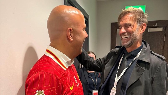 Momen emosional bagi fans Liverpool terjadi saat pesta perayaan juara Premier League. Arne Slot untuk pertama kalinya bertemu pendahulunya, Juergen Klopp.