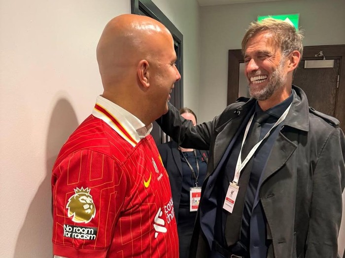 Momen emosional bagi fans Liverpool terjadi saat pesta perayaan juara Premier League. Arne Slot untuk pertama kalinya bertemu pendahulunya, Juergen Klopp.
