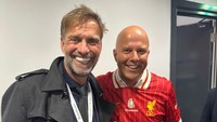 Keduanya tampak akrab dan berbahagia menikmati momen juara Liverpool. (Foto: Instagram @kloppo)
