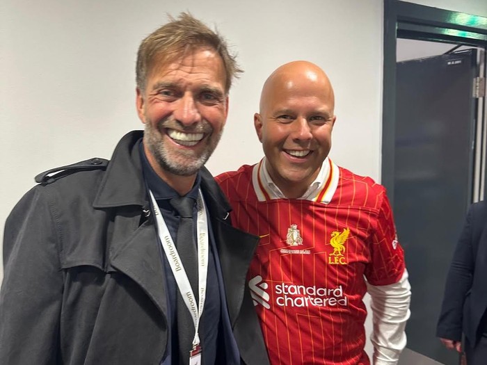 Momen emosional bagi fans Liverpool terjadi saat pesta perayaan juara Premier League. Arne Slot untuk pertama kalinya bertemu pendahulunya, Juergen Klopp.