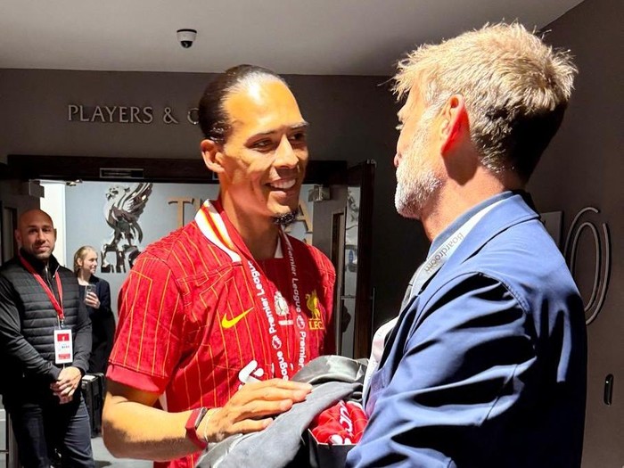 Juergen Klopp hadir menyaksikan pertandingan Liverpool vs Crystal Palace di tribun. Ini menjadi kali pertama pria Jerman itu ke Anfield usai meletakkan jabatannya di klub musim lalu.