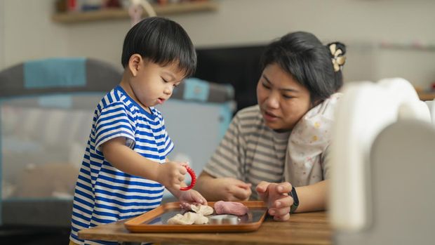 Keterampilan Motorik Kasar & Halus Anak Usia 1 Tahun, Ketahui Cara Stimulasinya