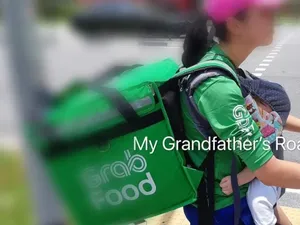 Bikin Haru! Wanita Ini Antar Makanan Pelanggan Sambil Gendong Anak Bikin Haru! Wanita Ini Antar Makanan Pelanggan Sambil Gendong Anak