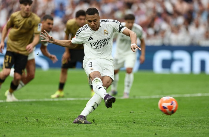 Kylian Mbappe Soccer Football - LaLiga - Real Madrid v Real Sociedad - Santiago Bernabeu, Madrid, Spain - May 24, 2025 Real Madrid's Kylian Mbappe misses from the penalty spot and scores their first goal from the rebound REUTERS/Isabel Infantes