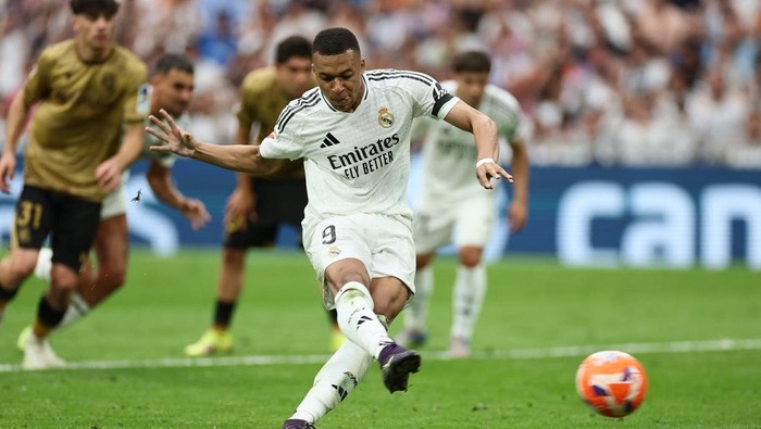 Soccer Football - LaLiga - Real Madrid v Real Sociedad - Santiago Bernabeu, Madrid, Spain - May 24, 2025 Real Madrids Kylian Mbappe misses from the penalty spot and scores their first goal from the rebound REUTERS/Isabel Infantes