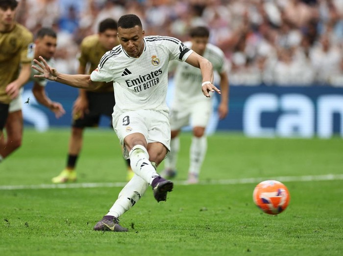 Soccer Football - LaLiga - Real Madrid v Real Sociedad - Santiago Bernabeu, Madrid, Spain - May 24, 2025 Real Madrid's Kylian Mbappe misses from the penalty spot and scores their first goal from the rebound REUTERS/Isabel Infantes
