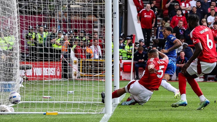 levi colwill chelsea nottingham forest vs chelsea nottingham vs chelsea premier league liga inggris pekan terakhir NOTTINGHAM, ENGLAND - MAY 25: Chelsea's Levi Colwill scoring his side's first goal during the Premier League match between Nottingham Forest FC and Chelsea FC at City Ground on May 25, 2025 in Nottingham, England. (Photo by Andrew Kearns - CameraSport via Getty Images)