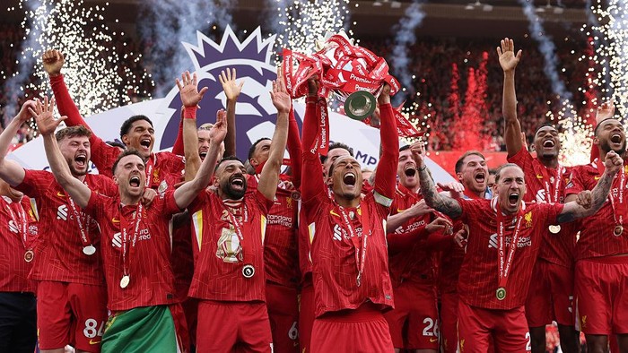 Liverpool LIVERPOOL, ENGLAND - MAY 25: Virgil van Dijk of Liverpool, lifts the Premier League trophy, as Liverpool are crowned the Champions of the Premier League, following the Premier League match between Liverpool FC and Crystal Palace FC at Anfield on May 25, 2025 in Liverpool, England. (Photo by Carl Recine/Getty Images)