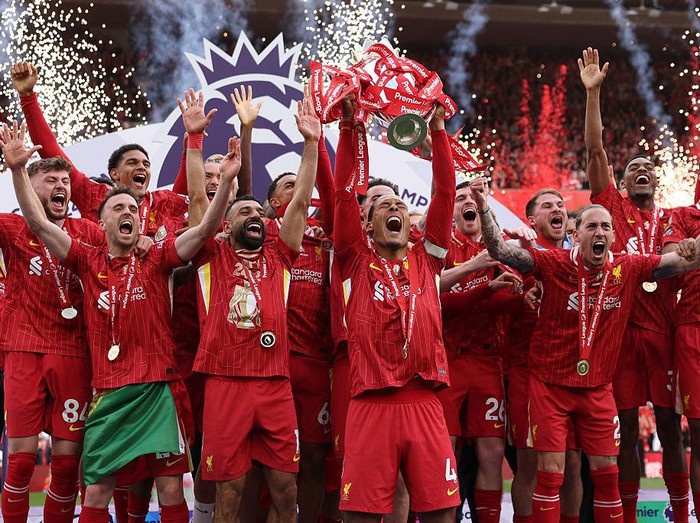 LIVERPOOL, ENGLAND - MAY 25: Virgil van Dijk of Liverpool, lifts the Premier League trophy, as Liverpool are crowned the Champions of the Premier League, following the Premier League match between Liverpool FC and Crystal Palace FC at Anfield on May 25, 2025 in Liverpool, England. (Photo by Carl Recine/Getty Images)