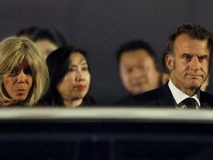Potret Macron Ditoyor di Vietnam lalu Mesra Bareng Istri di Indonesia Potret Macron Ditoyor di Vietnam lalu Mesra Bareng Istri di Indonesia