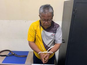 Video Penangkapan Eks Anggota DPRD Agam yang Diduga Jadi Pengedar Sabu Video Penangkapan Eks Anggota DPRD Agam yang Diduga Jadi Pengedar Sabu