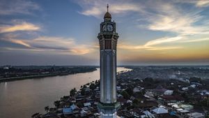 Menikmati Senja di Tepi Sungai Batanghari Jambi Berlatar Menara Gentala Arasy