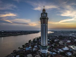 Menikmati Senja di Tepi Sungai Batanghari Jambi Berlatar Menara Gentala Arasy Menikmati Senja di Tepi Sungai Batanghari Jambi Berlatar Menara Gentala Arasy