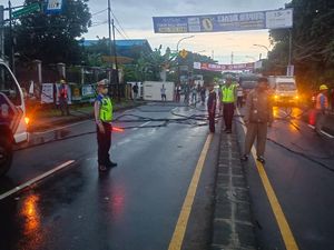 Mobil Boks Terbalik hingga Bikin Kabel Semrawut di Sawangan, Lalin Macet Mobil Boks Terbalik hingga Bikin Kabel Semrawut di Sawangan, Lalin Macet