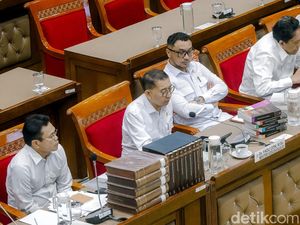 Momen Menbud Rapat dengan DPR Bahas Rencana Penulisan Sejarah Indonesia Momen Menbud Rapat dengan DPR Bahas Rencana Penulisan Sejarah Indonesia