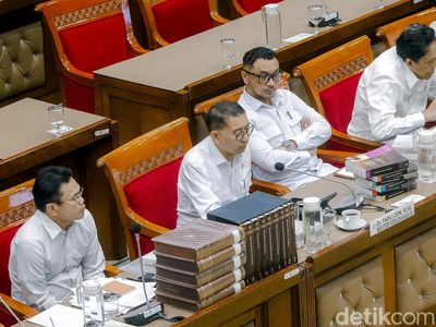 Momen Menbud Rapat dengan DPR Bahas Rencana Penulisan Sejarah Indonesia