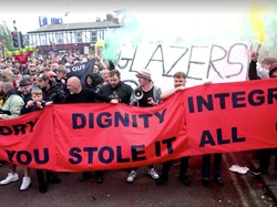 Video: MU Terpuruk, Fans Demo Tuntut Keluarga Glazer Out