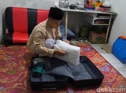 Haru di Balik Undangan Haji untuk Cecep Sang Pembersih Masjid