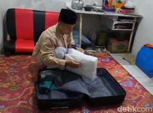 Haru di Balik Undangan Haji untuk Cecep Sang Pembersih Masjid Haru di Balik Undangan Haji untuk Cecep Sang Pembersih Masjid