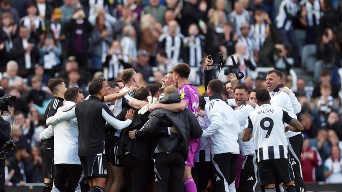 Newcastle United Soccer Football - Premier League - Newcastle United v Everton - St James Park, Newcastle, Britain - May 25, 2025 Newcastle United players celebrate qualifying for the Champions League after the match Action Images via Reuters/Lee Smith EDITORIAL USE ONLY. NO USE WITH UNAUTHORIZED AUDIO, VIDEO, DATA, FIXTURE LISTS, CLUB/LEAGUE LOGOS OR LIVE SERVICES. ONLINE IN-MATCH USE LIMITED TO 120 IMAGES, NO VIDEO EMULATION. NO USE IN BETTING, GAMES OR SINGLE CLUB/LEAGUE/PLAYER PUBLICATIONS. PLEASE CONTACT YOUR ACCOUNT REPRESENTATIVE FOR FURTHER DETAILS..
