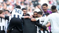 Namun, Aston Villa rupanya juga kalah dari Manchester United. Hasil itu membuat Newcastle tetap finis kelima dan berhak ke Liga Champions. (Foto: George Wood/Getty Images)