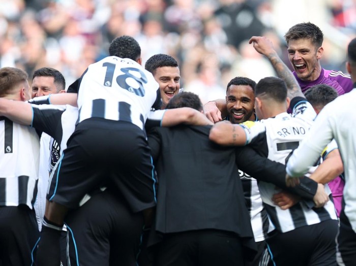 NEWCASTLE UPON TYNE, ENGLAND - MAY 25: The Newcastle United team celebrate qualifying for the UEFA Champion's league following the Premier League match between Newcastle United FC and Everton FC at St James' Park on May 25, 2025 in Newcastle upon Tyne, England. (Photo by George Wood/Getty Images)