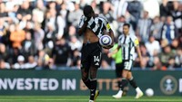 Newcastle kalah 0-1, sempat menghadirkan kekhawatiran sebab masih ada Aston Villa yang juga berpeluang menyalipnya. Alexander Isak sempat tertunduk. (Foto: George Wood/Getty Images)