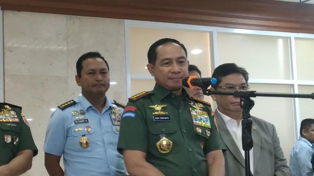 Panglima TNI Jenderal Agus Subiyanto usai rapat kerja secara tertutup dengan Komisi I DPR di kompleks parlemen, Senayan, Jakarta, Senin (26/5/2025).