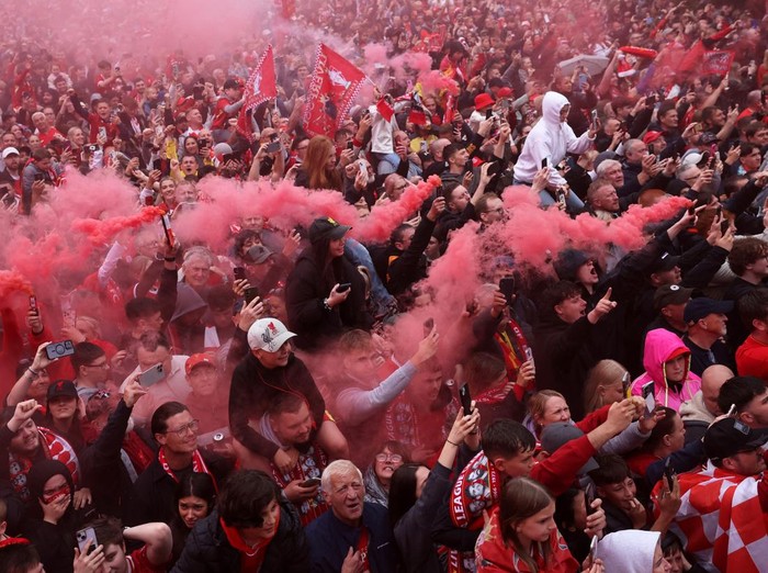 Soccer Football - Premier League - Liverpool Victory Parade - Liverpool, Britain - May 26, 2025 General view of Liverpool fans with flares during the Victory parade REUTERS/Phil Noble