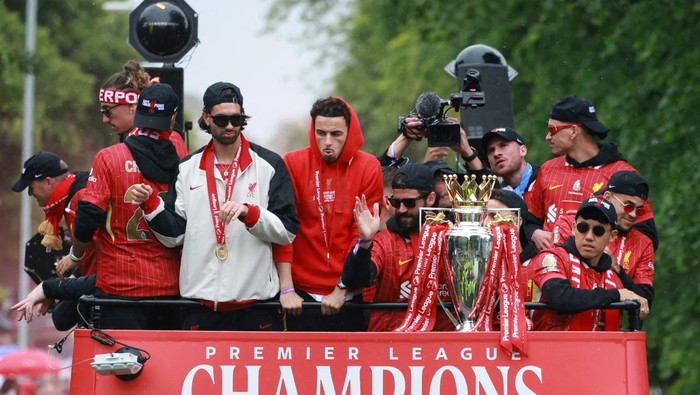 Soccer Football - Premier League - Liverpool Victory Parade - Liverpool, Britain - May 26, 2025 Liverpool's Curtis Jones, Dominik Szoboszlai, Alisson Becker with Wataru Endo and teammates celebrate after winning the Premier League on the bus during the Victory parade REUTERS/Phil Noble
