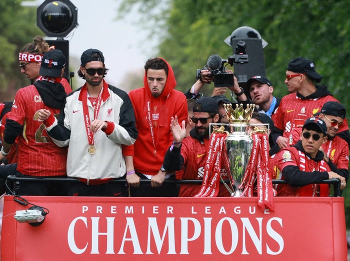 Soccer Football - Premier League - Liverpool Victory Parade - Liverpool, Britain - May 26, 2025 Liverpool's Curtis Jones, Dominik Szoboszlai, Alisson Becker with Wataru Endo and teammates celebrate after winning the Premier League on the bus during the Victory parade REUTERS/Phil Noble