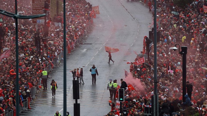 Parade Juara Liverpool, Liverpool Juara, Liverpool Soccer Football - Premier League - Liverpool Victory Parade - Liverpool, Britain - May 26, 2025 General view of Liverpool fans during the Victory parade after winning the Premier League Action Images via Reuters/Lee Smith