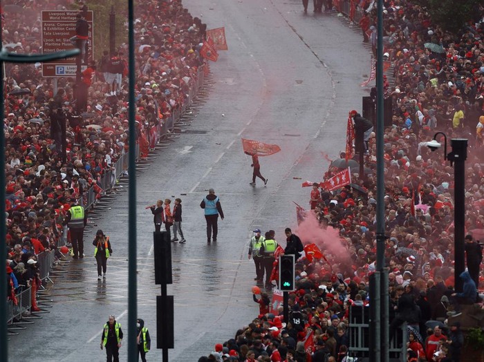Soccer Football - Premier League - Liverpool Victory Parade - Liverpool, Britain - May 26, 2025 General view of Liverpool fans during the Victory parade after winning the Premier League Action Images via Reuters/Lee Smith