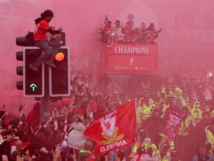Soccer Football - Premier League - Liverpool Victory Parade - Liverpool, Britain - May 26, 2025 Liverpool players celebrate with fans after winning the Premier League during the Victory parade REUTERS/Phil Noble
