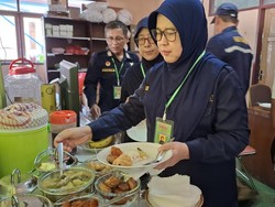 Makanan di Asrama Haji Surabaya Rutin Dicek Demi Kesehatan Lansia