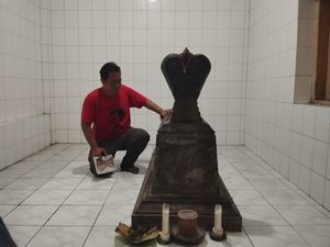 Makam Kuno Misterius dalam Rumah Pasar Gede Solo Diduga Era PB IX Makam Kuno Misterius dalam Rumah Pasar Gede Solo Diduga Era PB IX